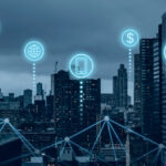 Skyline de cidade com ícones de conectividade, nuvem e dados