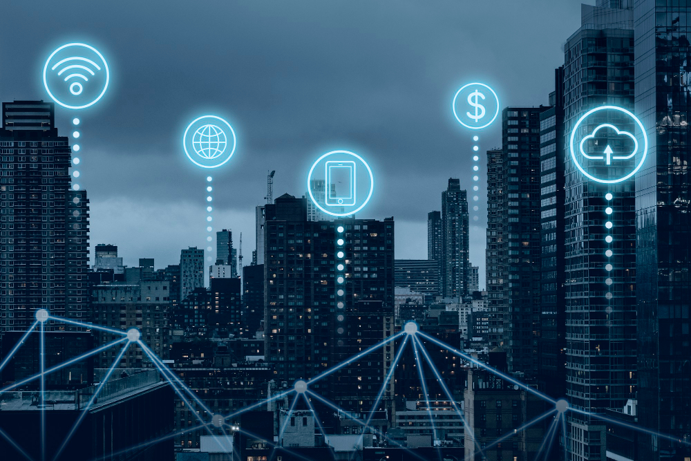 Skyline de cidade com ícones de conectividade, nuvem e dados